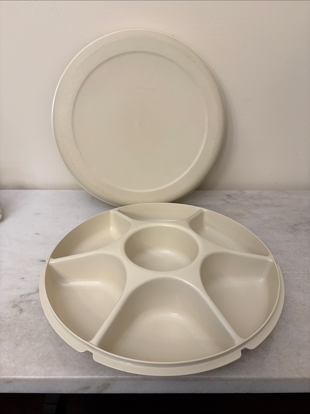 Tupperware Cream Sectioned Snack Server with Removable Lid